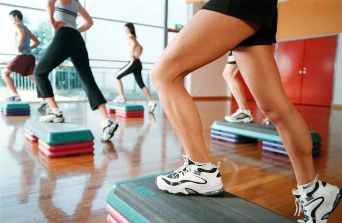 Упражнения на степ платформе — основы тренировки