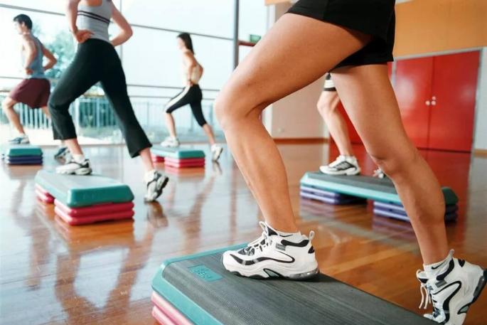 Упражнения на степ платформе — основы тренировки